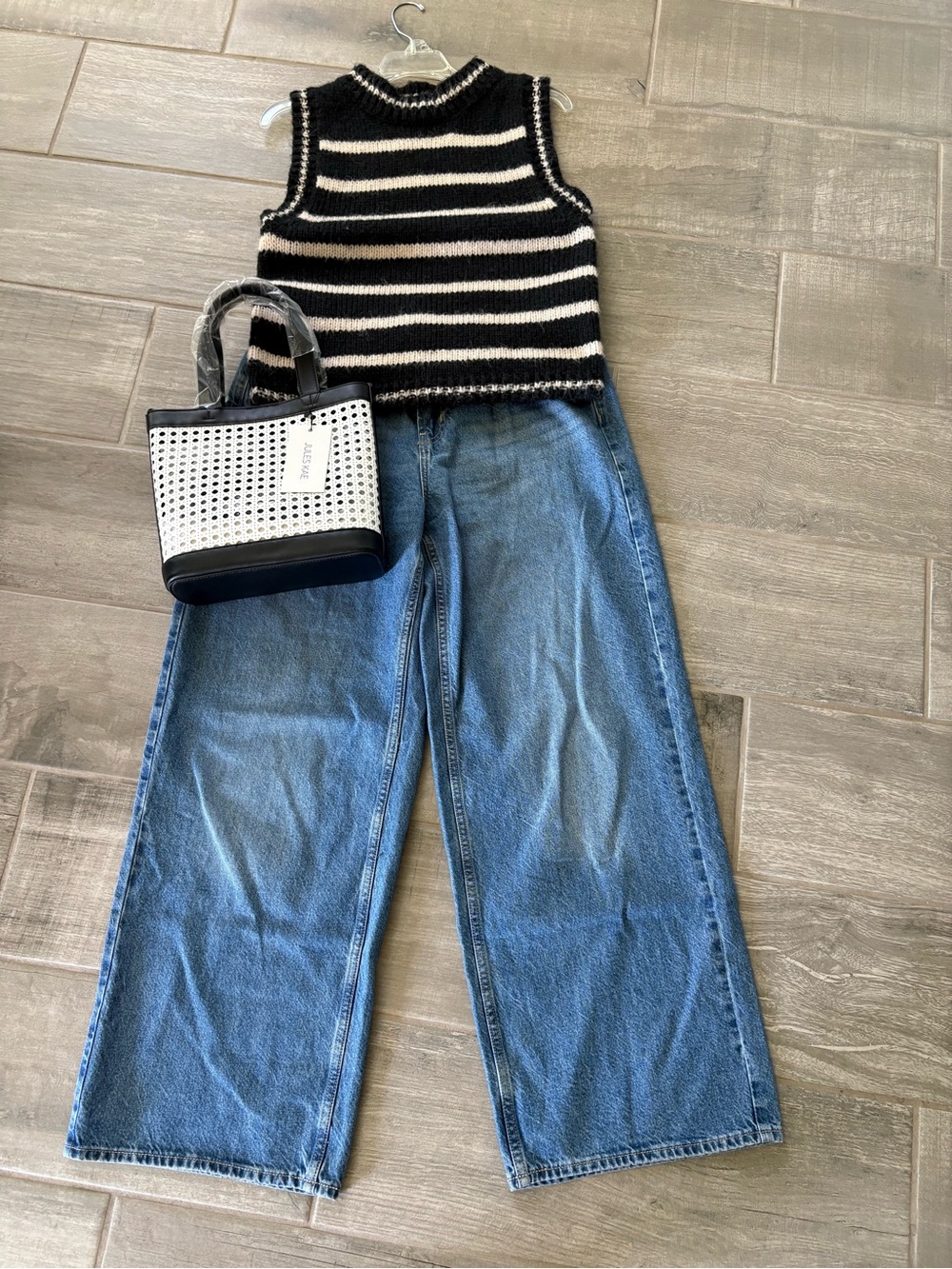 Old Navy Mid Rise Wide Leg Baggy Jean size 8 - Picture 7 of 7